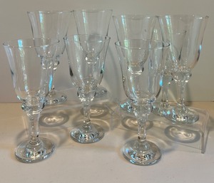 lot 132 image: Set of 8 Clear Glass Wine Goblets