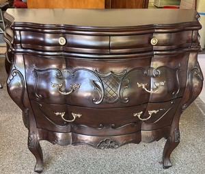 lot 178 image: Vintage Mahogany 4-Drawer Bombe Chest with Brass Handles