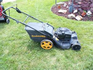 lot 2 image: Briggs & Stratton Lawn Mower
