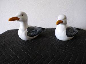 lot 13 image: Pair of Pottery Seagulls