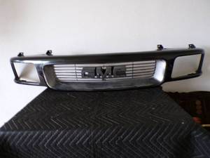 lot 39 image: 2008 GMC Sanoma Front Grill