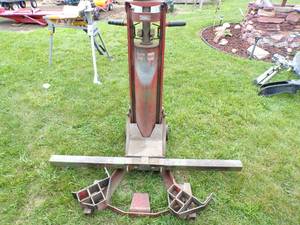 lot 51 image: Air Jack to Lift Cars up to 3. - Hydraulic
