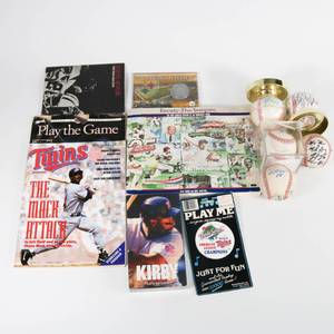 lot 29 image: Unique Sports Memorbilia Lot - Autographed Baseballs