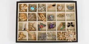 lot 54 image: Costume Jewelry Pin Lot