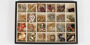 lot 52 image: Costume Jewelry Pin Lot
