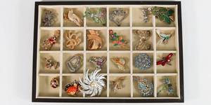 lot 51 image: Costume Jewelry Pin Lot