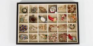 lot 50 image: Costume Jewelry Pin Lot