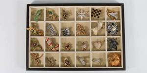 lot 49 image: Costume Jewelry Pin Lot