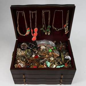 lot 76 image: Large Costume Jewelry Box w Jewelry Box Included