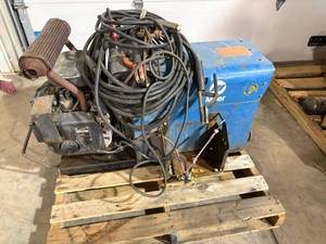 lot 44 image: Miller Welding Generator