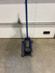 lot 99 image: Duralast 3-Ton Floor Jack