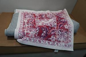 lot 4 image: Washable Area Rug - 5x7