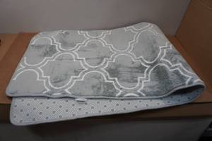 lot 6 image: Plush Area Rug - 2x6