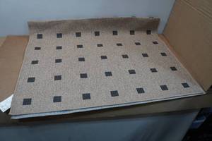 lot 28 image: Area Rug - 3x5