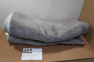 lot 36 image: Large Soft Modern Area Rug - 6x9