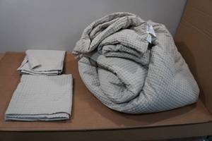 lot 102 image: King Comforter with 2 Pillowcases