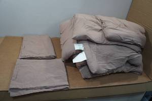 lot 105 image: Queen Comforter with 2 Pillowcases