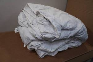 lot 106 image: King Goose Down Duvet Insert