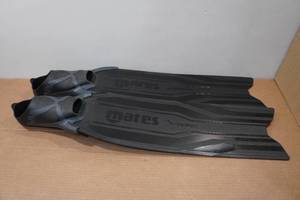 lot 141 image: Mares X-Wing Freediving Fins - Size 7.5-8.5