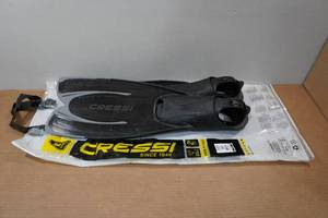 lot 142 image: Cressi Agua Adult Fins - Size 8.59.5, 4344