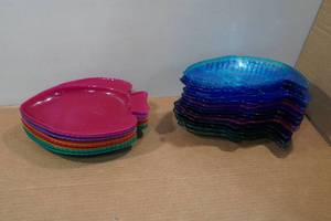 lot 230 image: Fish Themed Plastic Plates
