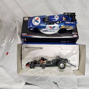 lot 41 image: NHRA 124   Valvoline Funny Car by Freightliner