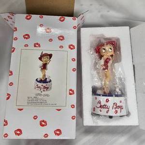 lot 76 image: Betty Boop Puttin on the Ritz Figurine