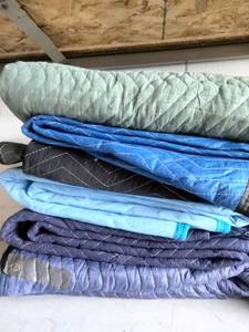 lot 32 image: 6 Moving Blankets