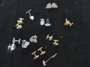 lot 223 image: Assortment of gold tone and silver ...