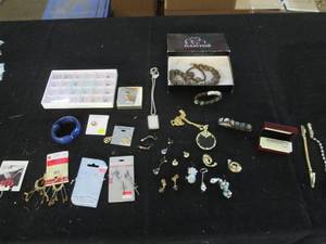 lot 224 image: Nice variety of costume jewelry inc...