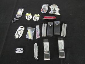 lot 227 image: Carabiner hooks, pocket knives and ...