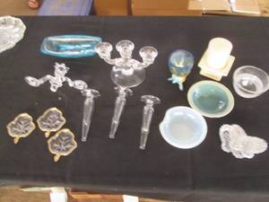 lot 229 image: Variety of assorted vintage glasswa...
