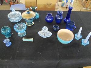 lot 238 image: Gorgeous vintage glassware in hues ...