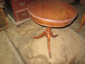 lot 5 image: 1960s Hardwood Mersman round 3-leg...