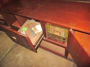 lot 6 image: Vintage Magnavox Cosmopolitan Stere...