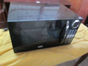 lot 14 image: Sunbeam digital countertop microwav...