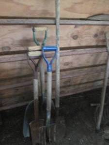 lot 26 image: Scoops, Spade and digging shovels p...