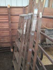 lot 29 image: 5ft and 6ft wooden ladders...