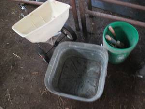 lot 43 image: Vintage square ton wash tub, Fertil...