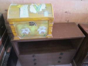 lot 252 image: Hand painted Lily themed personal s...