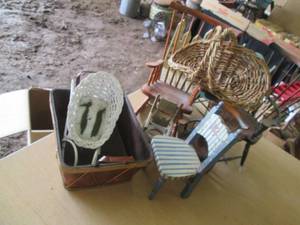 lot 260 image: Eclectic assortment of doll sized w...
