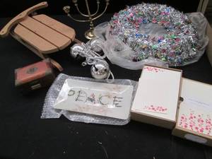 lot 276 image: Variety of Christmas themed decor...