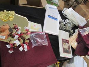 lot 162 image: Table coverings, place mats, napkin...