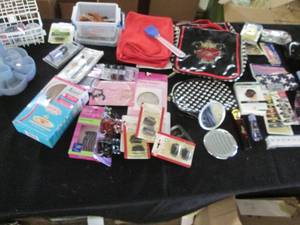 lot 163 image: Cosmetic bags, hair accessories, or...
