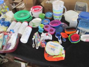 lot 165 image: Large lot of picnic style dishes, m...