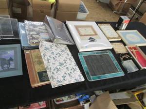 lot 174 image: Photo albums, wall decor and more...