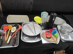 lot 183 image: Variety of serving trays, broiler p...