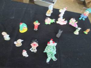 lot 188 image: Wide variety of Clown decor...