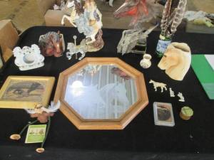 lot 193 image: Horse themed shelf decor, etched mi...