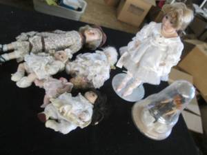 lot 194 image: Porcelain doll collection...
